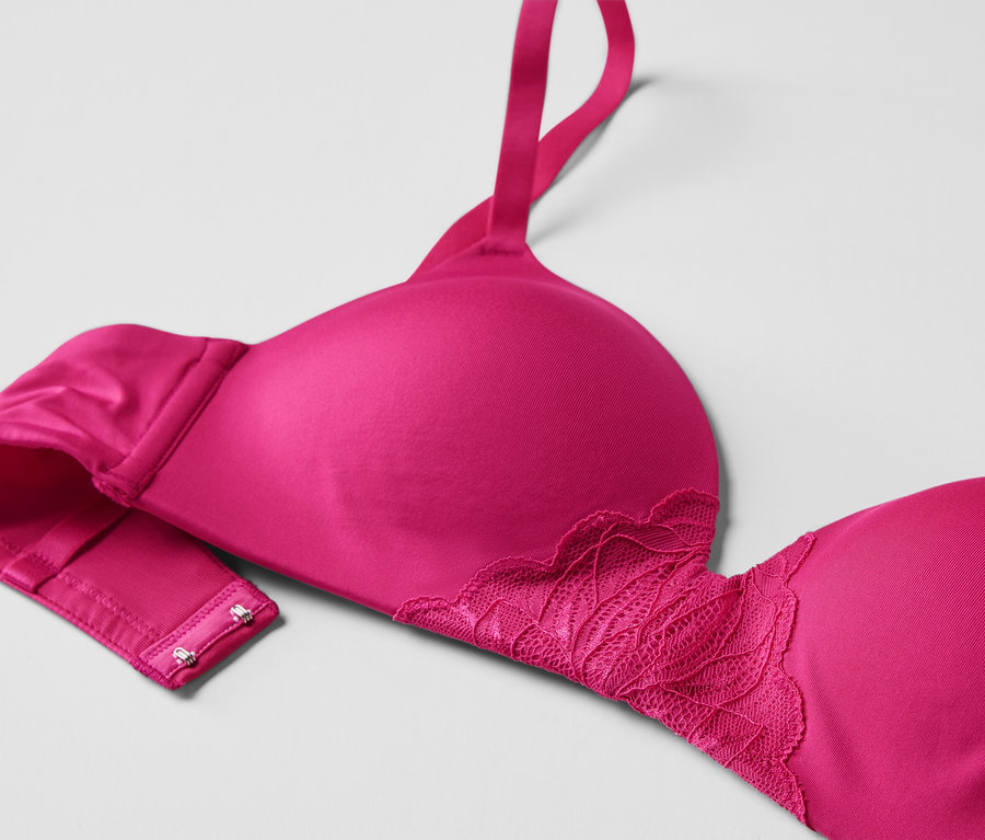 Detailaufnahme eines fuchsiafarbenen Softschalen-BHs auf hellem Hintergrund.