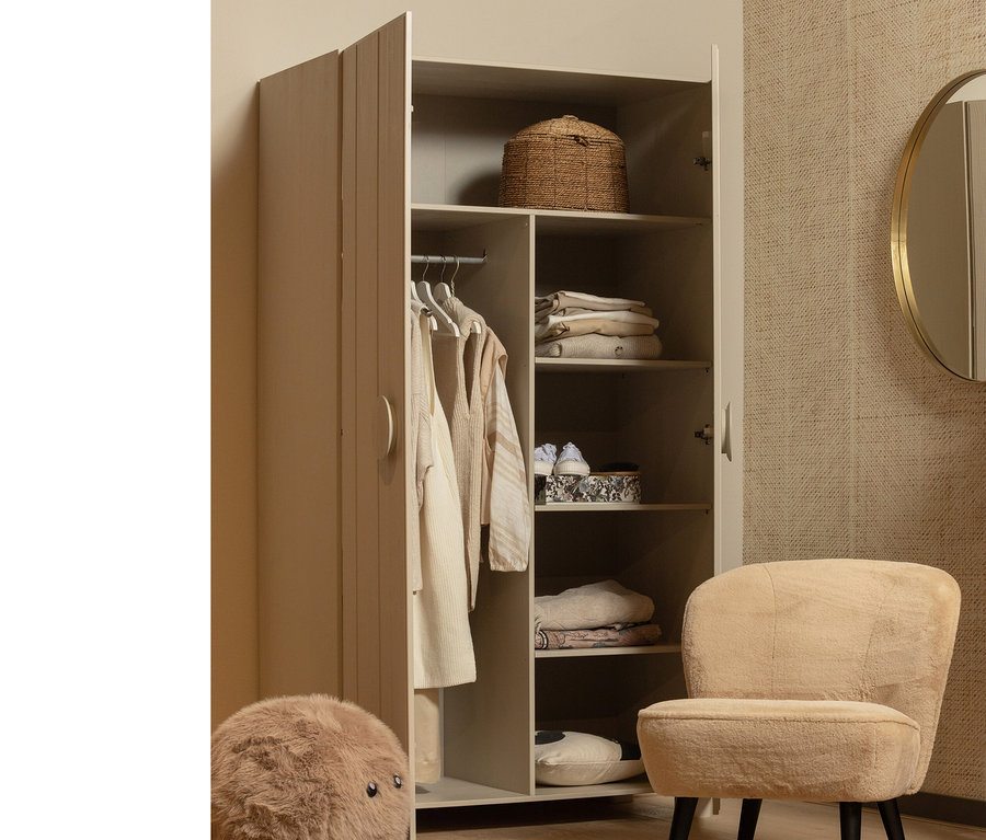 Offener, zweitüriger Woood Schrank »Noah«, kiefer dust, mit Kleidung, Weidenkorb und Dekorationen.