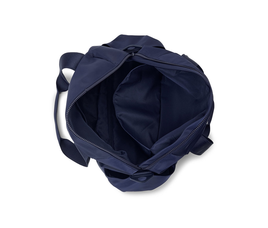 Geöffnete, marineblaue Sporttasche.