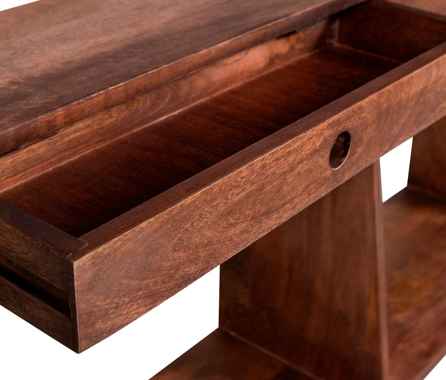 Detailansicht eines offenen Fachs des Woood Schrank »Sivian« Mango Nussbaum.