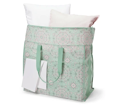 Eine Jumbo-Bettwarentasche mit weißen und rosa Kissen.