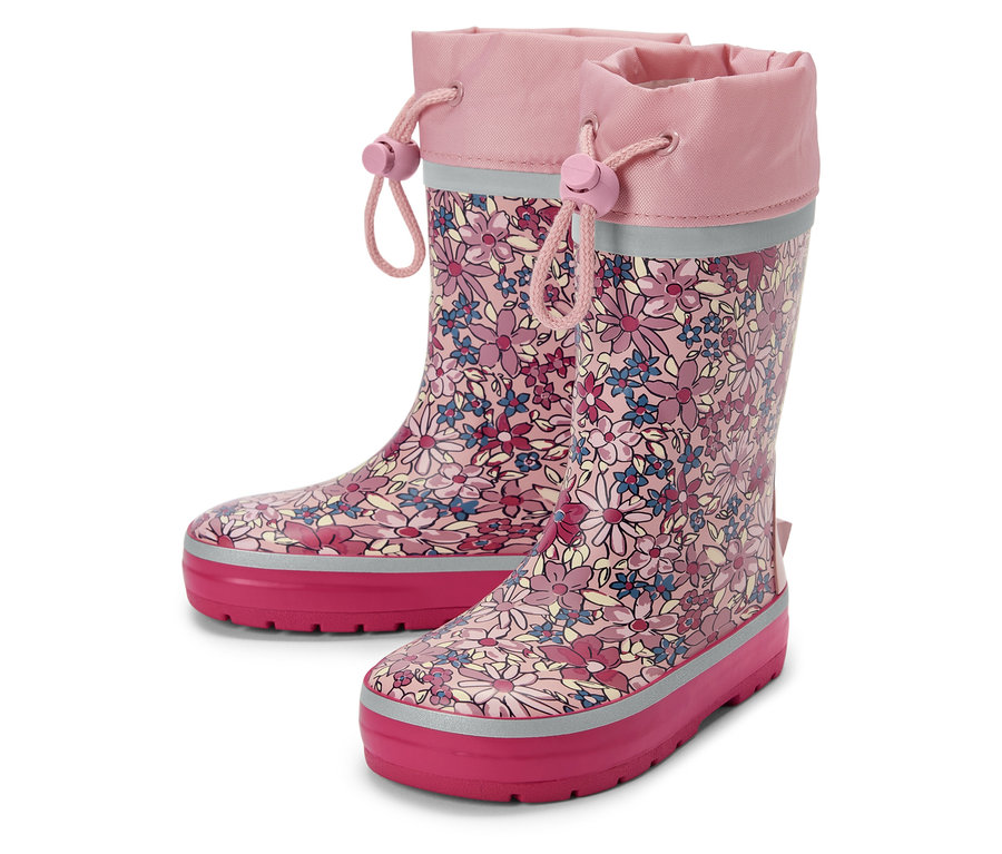 Zwei Kindergummistiefel mit rosa Blumenmuster.