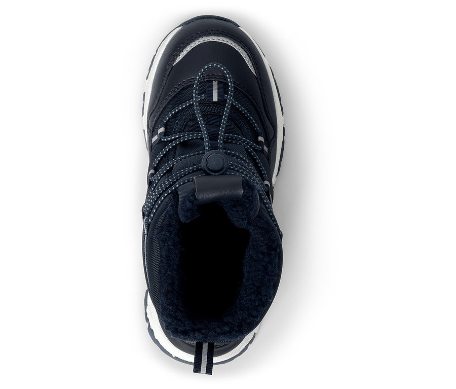 Draufsicht auf einen einzelnen marineblauen Winterstiefel mit weißen Schnürsenkeln und Fellfutter.