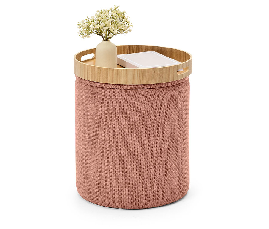 Rosa Pouf mit Holztablett, darauf eine Vase mit Blumen und ein Buch.