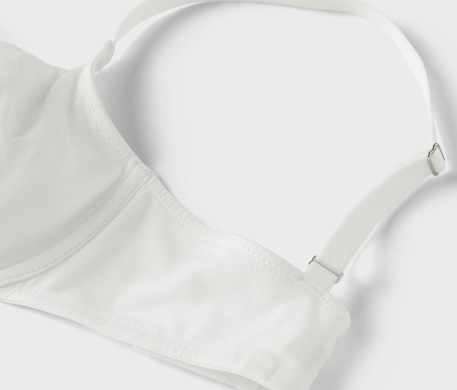 Detailaufnahme eines weißen BHs mit verstellbarem Träger.
