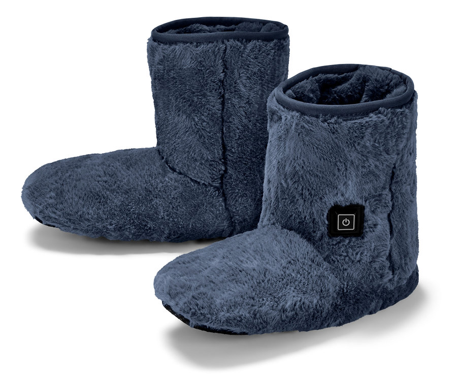 Zwei blaue, flauschige Hausschuhstiefel stehen auf einem weißen Hintergrund.