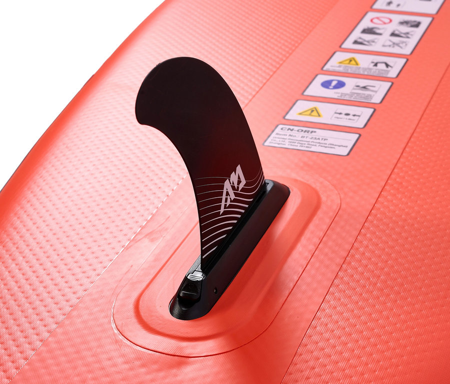 Detailaufnahme eines orangefarbenen Aqua Marina SUP Boards "Atlas" 12' 0" mit schwarzer Finne.