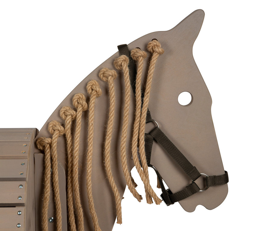 Detailansicht eines grauen small foot Holzpferds mit brauner Seilmähne und Zaumzeug.