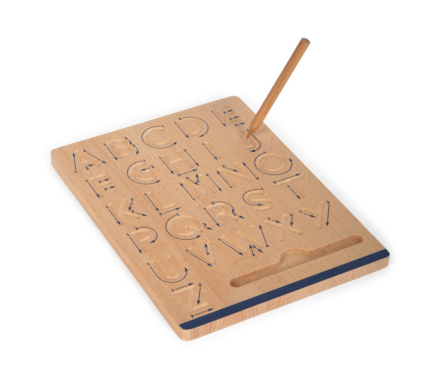 Ein hölzernes small foot »Educate« Schreibtafel mit eingravierten Buchstaben und Zahlen, die mit einem Holzstift nachgezeichnet werden.