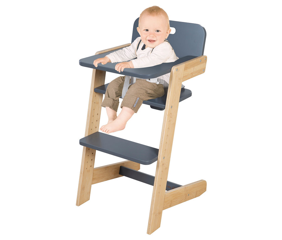 Lächelndes Baby sitzt im anthrazitfarbenen roba Kinderhochstuhl.