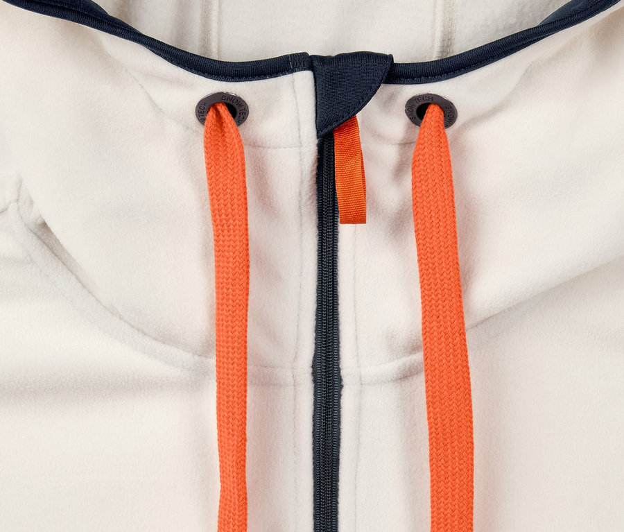 Detailansicht eines Fleecepullovers mit orangefarbenen Kordeln und Reißverschluss.