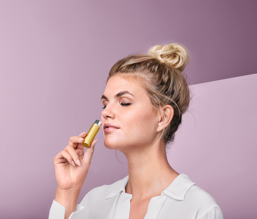 Frau benutzt Tascheninhalator.