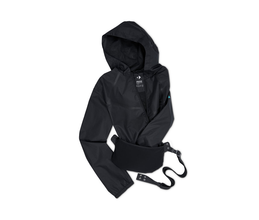 Eine schwarze Allwetterjacke mit Kapuze und schwarzer Tasche.