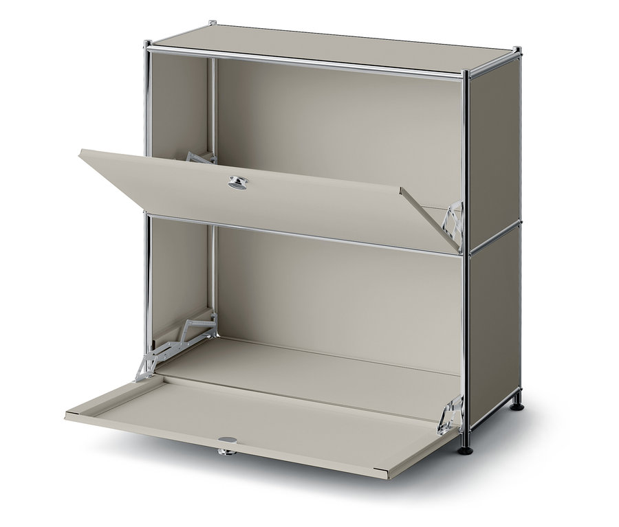 Beiger Schrank mit zwei geöffneten Türen.