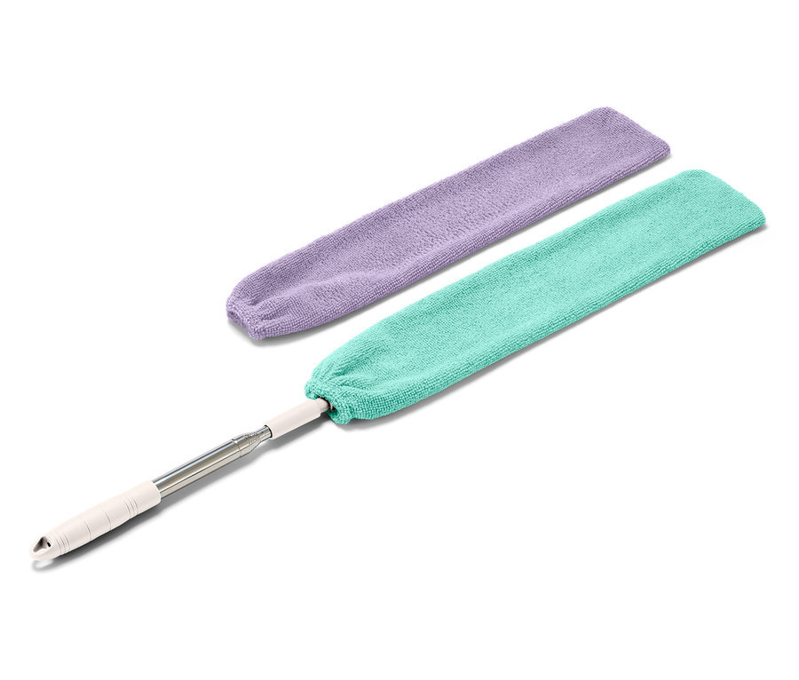 Ein grüner Staubwedel mit Teleskopstiel und ein violetter Staubwedel auf weißem Hintergrund.