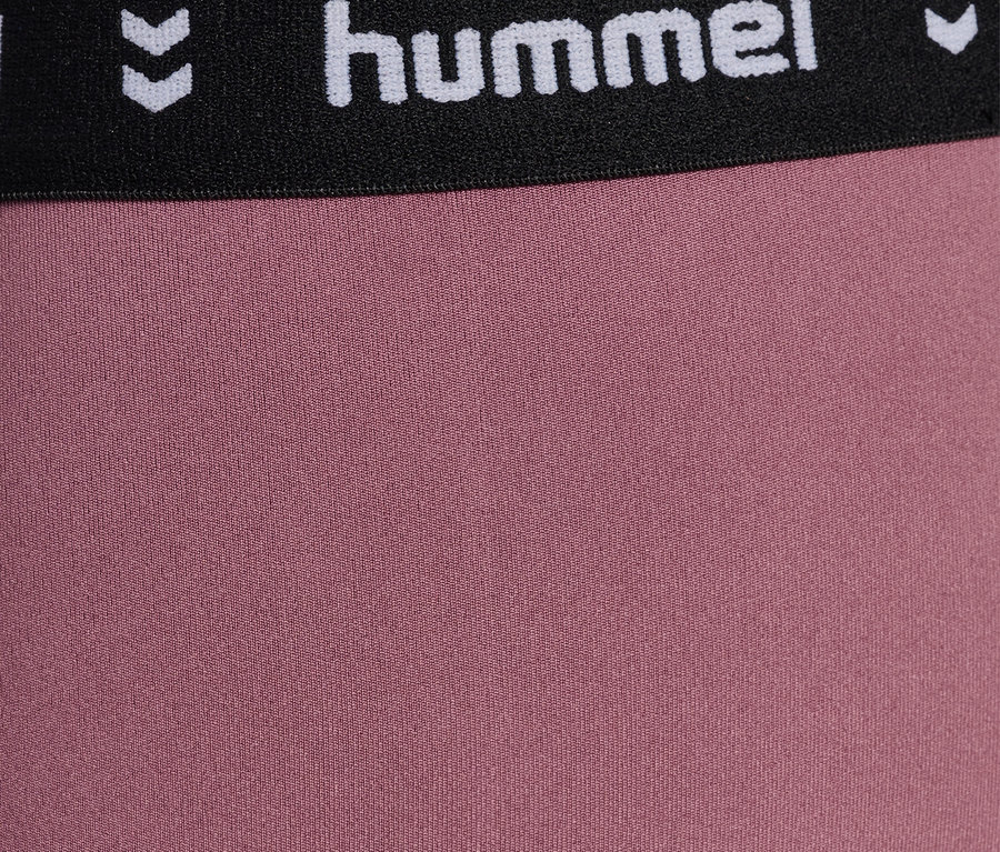 Nahaufnahme der violetten HUMMEL HMLJR Pulse MW Short Tight mit schwarzem Bund und Logo.