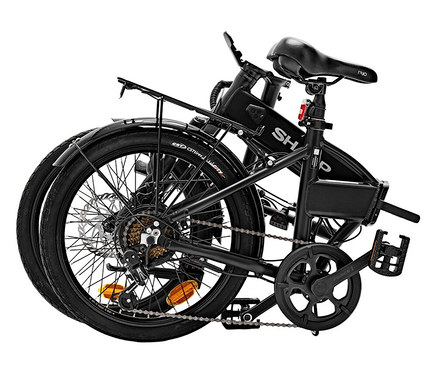 Ein zusammengeklapptes schwarzes E-Bike auf weißem Hintergrund.