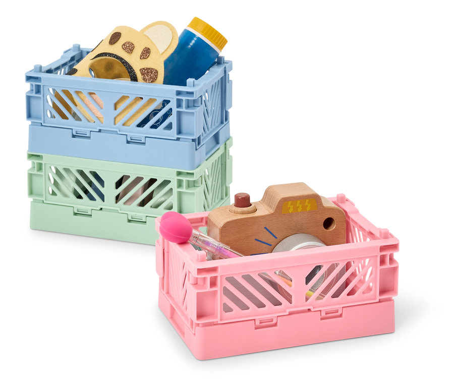 Stapel aus drei verschiedenfarbigen Kunststoffkisten mit Spielzeug.