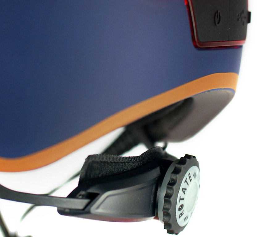 Detailansicht eines blauen Melon E-Series Fahrradhelms »Heaven & Earth« mit orangem Streifen und rotem Licht.