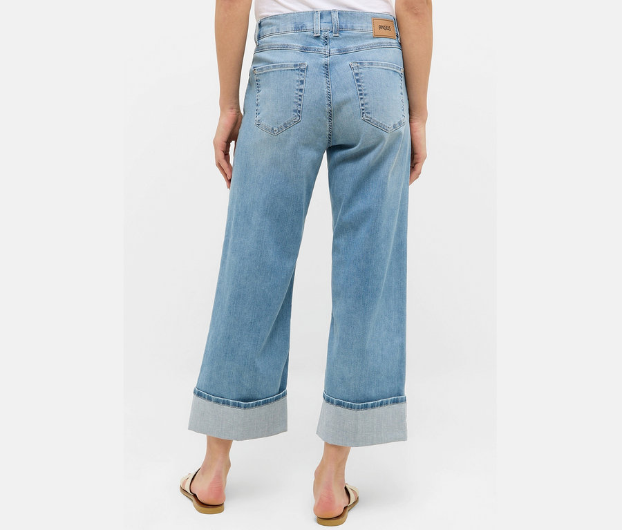 Frau trägt von hinten Angels Jeans »Linn Turn Up«, Comfort Fit und Sandalen.