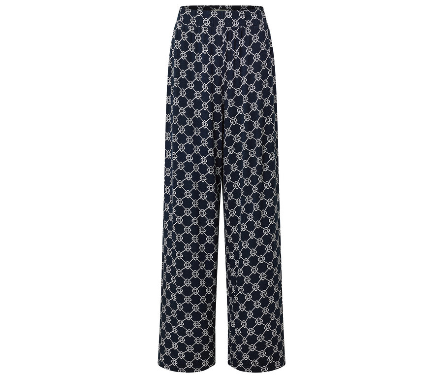 Blaue, weiß gemusterte Hose vor weißem Hintergrund.