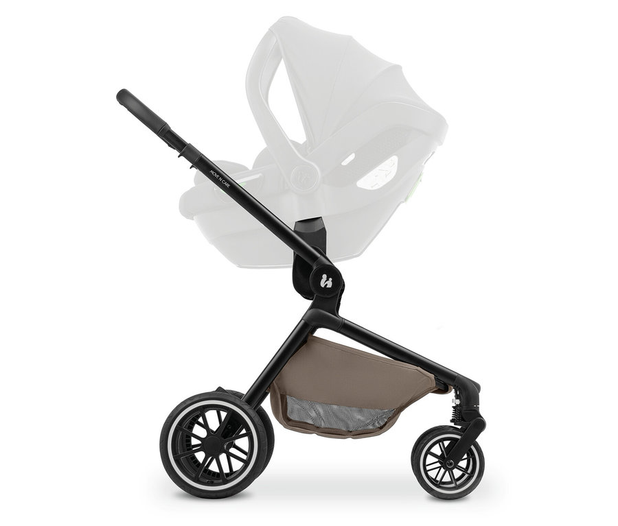 Kinderwagen mit schwarzem Rahmen und einem Ablagefach aus Stoff. Eine Babyschale ist im Hintergrund zu sehen.