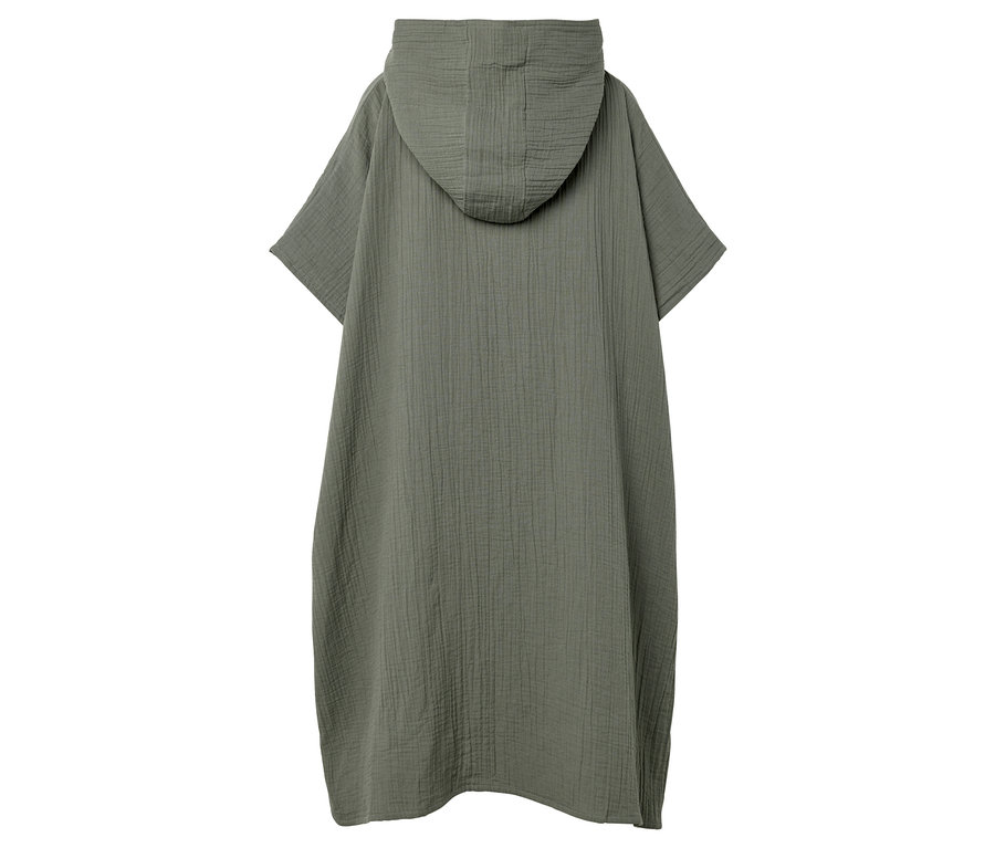 Ein olivgrünes, knielanges Kleid mit Kapuze und kurzen Ärmeln, von hinten aufgenommen.