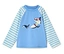 Blaues Langarmshirt mit Hai-Motiv mit einem Cocktail.
