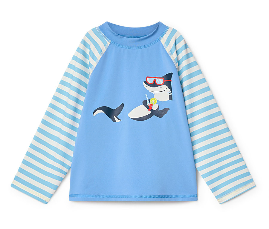 Blaues Langarmshirt mit Hai-Motiv mit einem Cocktail.