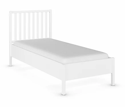 Weißes Einzelbett mit Lattenrost und Matratze auf weißem Hintergrund.