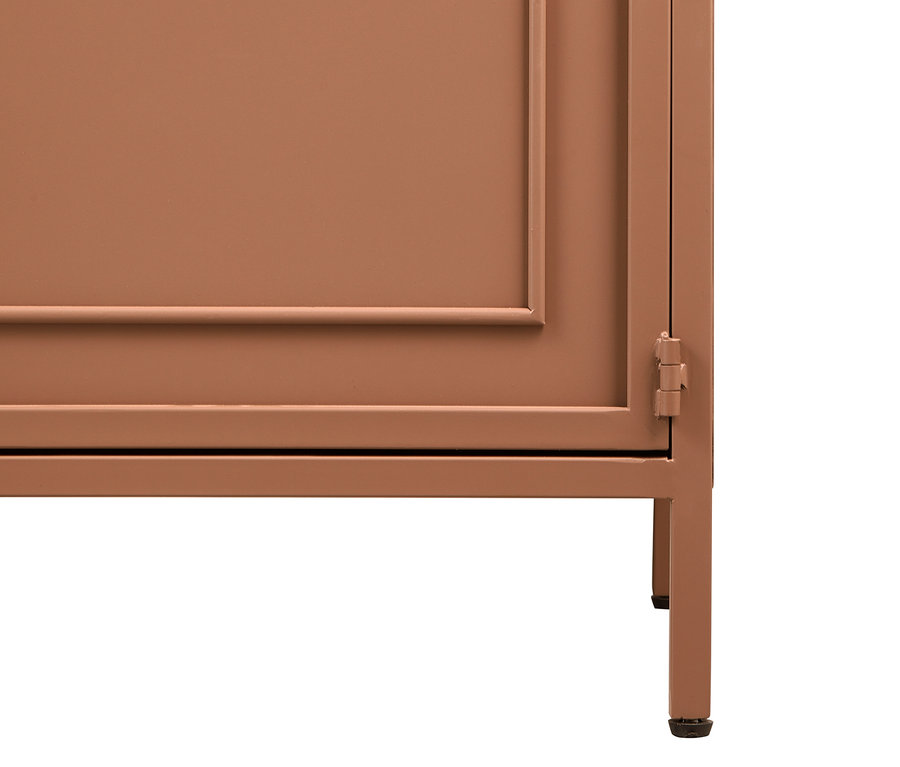 Detailansicht der unteren Ecke von Woood »Ronja« Metallvitrine XL in Kupfer.