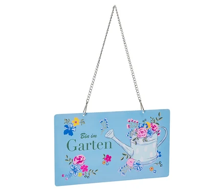 Blaues Schild mit der Aufschrift "Bin im Garten", einer Gießkanne und Blumen, hängend an einer Kette.