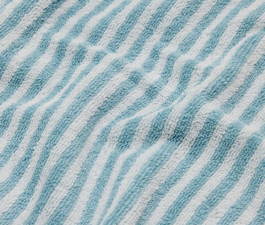 Nahaufnahme eines blau-weiss gestreiften Frotteestoffes.
