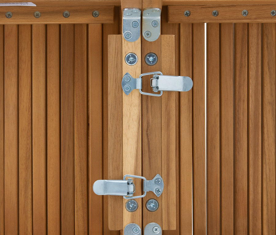 Nahaufnahme von zwei Metallriegeln an einem Holztisch mit Schrauben.