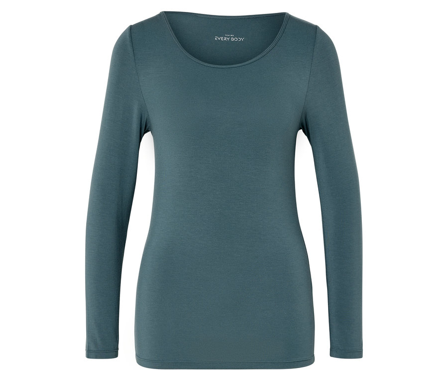 Ein blaugrünes langärmeliges Shirt liegt auf einer ebenen Fläche.