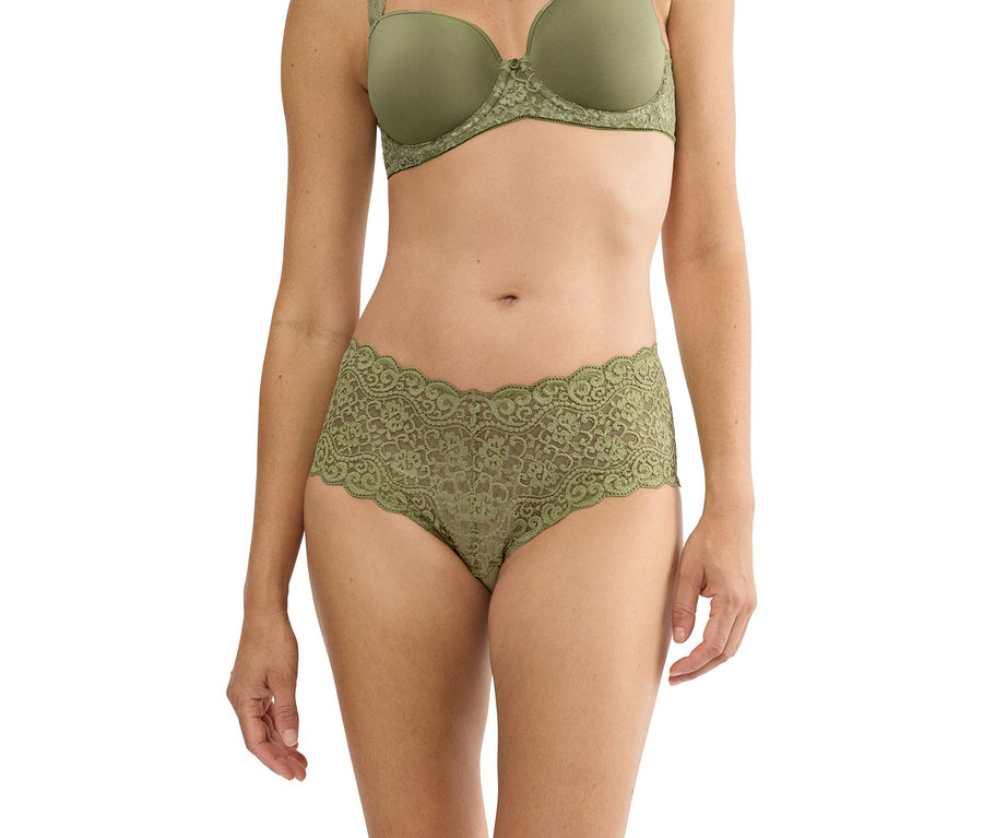 Frau trägt ein grünes Spitzen-Set, bestehend aus BH und Unterhose.