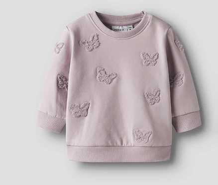 Ein lilafarbenes NAME IT Baby-Sweatshirt mit aufgenähten Schmetterlingen ist auf einem neutralen Hintergrund zu sehen.