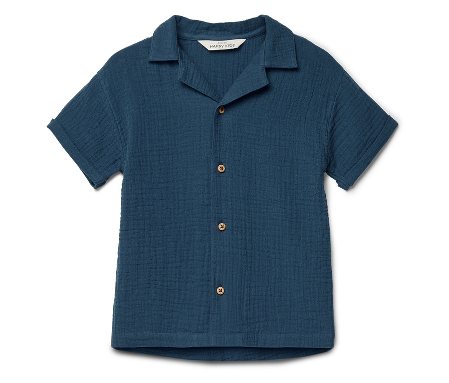 Blaues kurzärmeliges Kinderhemd mit Knöpfen auf weißem Hintergrund.