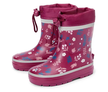 Ein Paar weinrote Gummistiefel mit Blumenmuster stehen nebeneinander vor einem weißen Hintergrund.