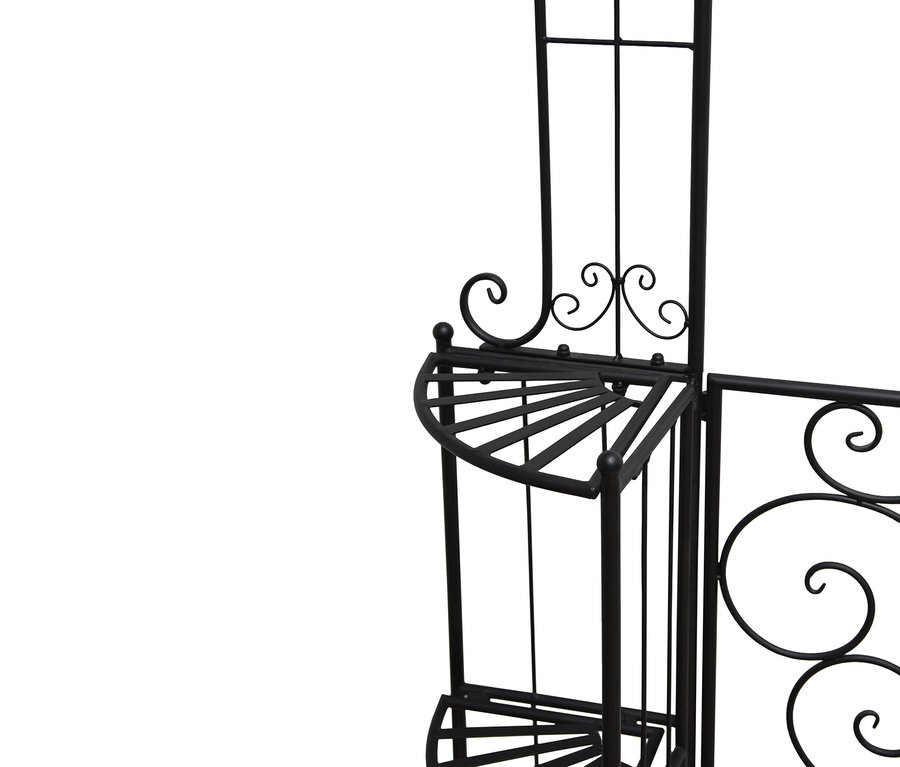 Detailansicht eines schwarzen, dekorativen Pflanzenständers aus Metall mit spiralförmigen Ablagen und Rankgitter.