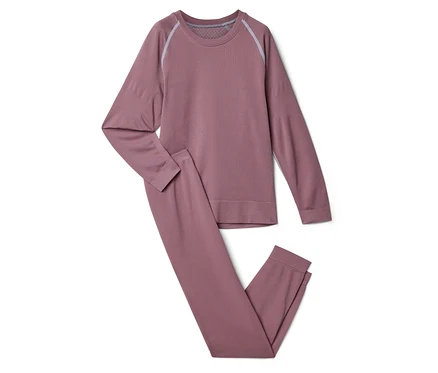 Ein langärmeliges Oberteil und eine lange Hose in Mauve, die zusammen ein Thermounterwäsche-Set bilden. Das Oberteil hat hellgraue Streifen an den Schultern.