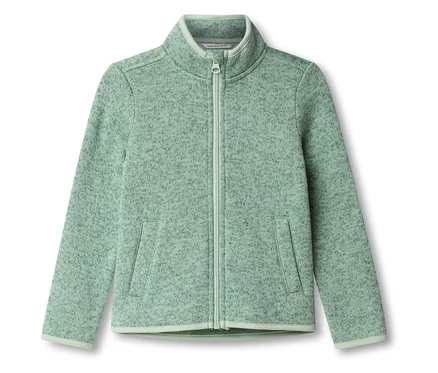 Eine hellgrüne Fleecejacke mit Reißverschluss liegt auf einem weißen Hintergrund.