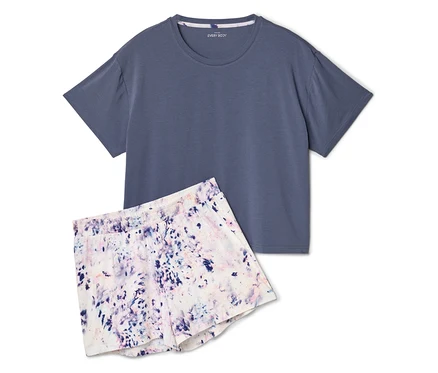 Ein marineblaues T-Shirt und Shorts mit Marmormuster liegen auf einem weißen Hintergrund.