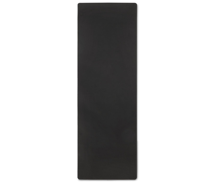 Eine schwarze Yogamatte liegt vertikal auf einem weißen Hintergrund.