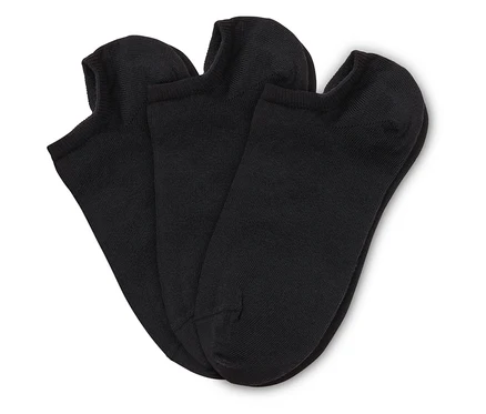 Drei schwarze, kurze Socken liegen übereinander auf einem weißen Untergrund.