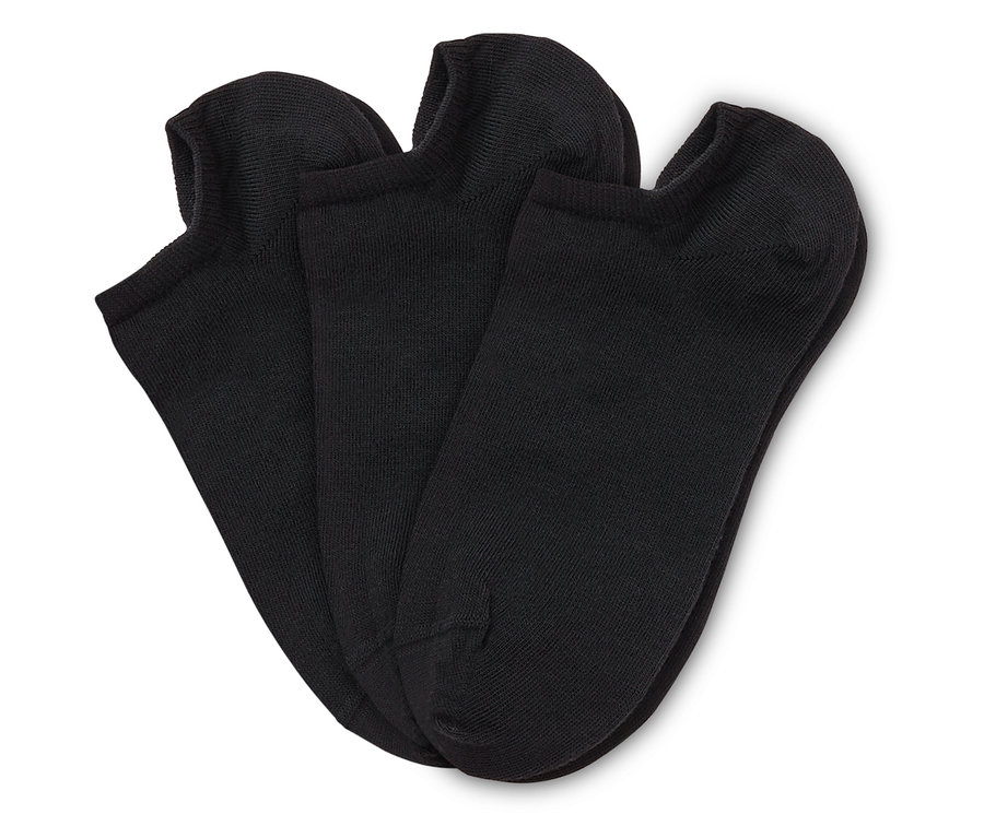 Drei schwarze, kurze Socken liegen übereinander auf einem weißen Untergrund.