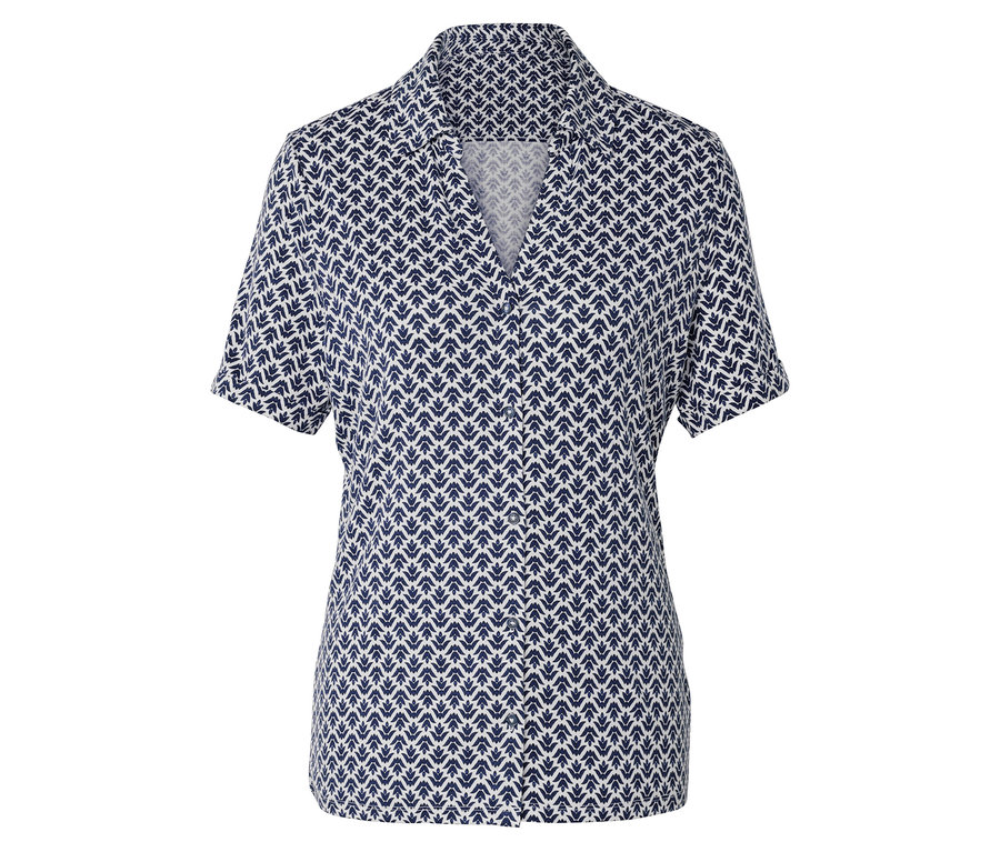 Ein blau-weiß gemustertes kurzärmeliges Hemd.