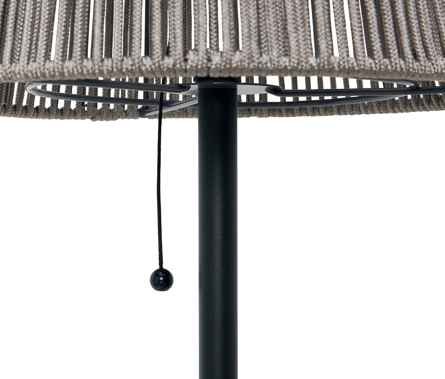 Nahaufnahme einer grauen Stehlampe mit schwarzem Ständer und Zugschnur.