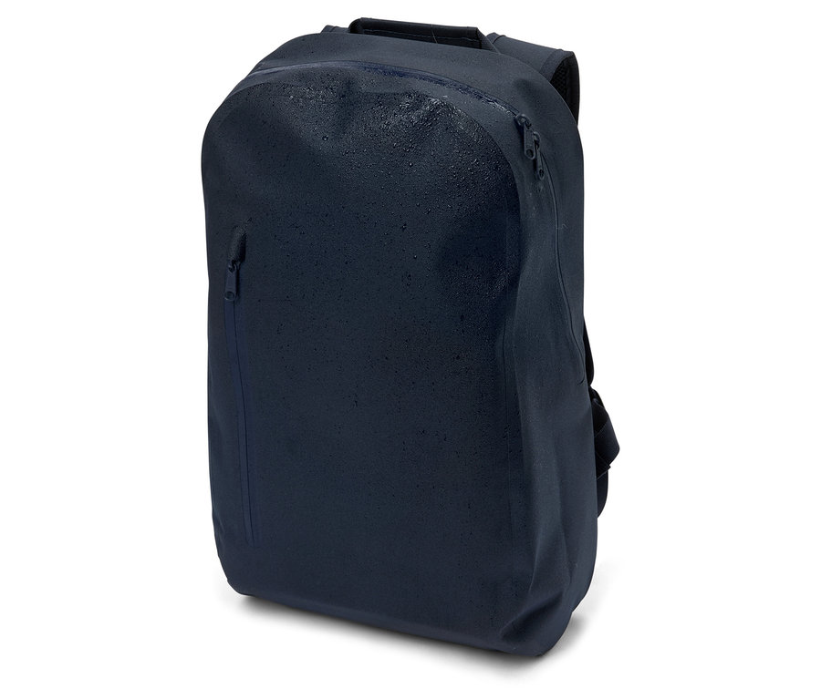 Marineblauer Rucksack mit Reißverschlüssen und Wassertropfen, stehend auf einem weißen Hintergrund.