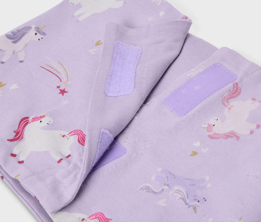 Nahaufnahme von lila Stoffwindeln mit Einhornmuster und Klettverschluss.